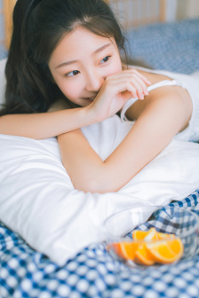 双腿挂他肩上撞击轻哼